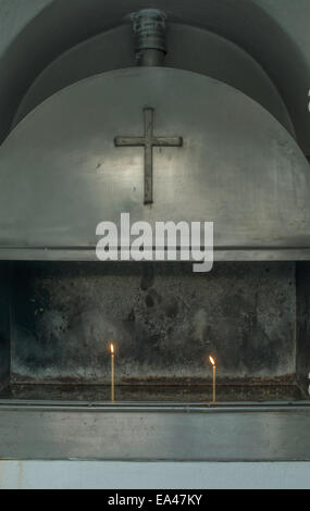 Brennende Kerzen in einer Kirche. Tageslicht Stockfoto