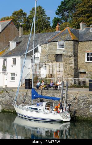 Ein Boot vor Anker im Hafen Padstow Cornwall England UK Stockfoto