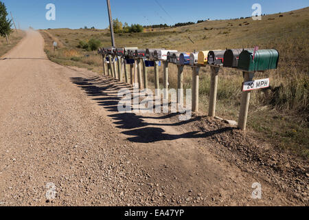 Postfächer (Briefkästen) auf Der Straight Rural Dirt Road, South Dakota, USA Stockfoto