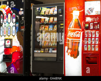 Automaten mit Getränken und Snacks, USA Stockfoto