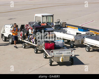 Gepäck Fahrzeuge und Bodenpersonal auf Asphalt und Taxi, Black Hills, Rapid City Regional Airport, South Dakota, USA Stockfoto