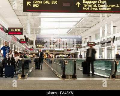 Flughafen-Reisende, bewegliche Bürgersteige und Tore, Vereinigte Terminal, Flughafen Denver, CO Stockfoto