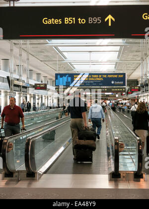 Flughafen-Reisende, bewegliche Bürgersteige und Tore, Vereinigte Terminal, Flughafen Denver, CO Stockfoto