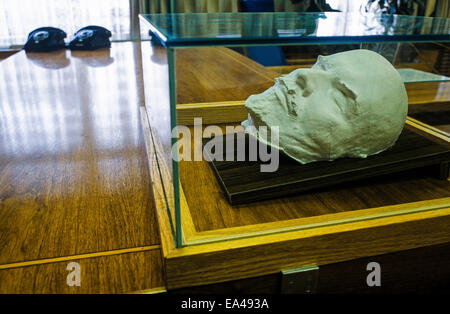 Totenmaske von Lenin auf Desktop, Stasi-Museum, Berlin, Deutschland Stockfoto