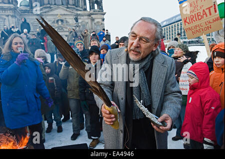 Powwow mit einem Schamanen aus Grönland, Schlossplatz-Platz, Berlin, Deutschland Stockfoto