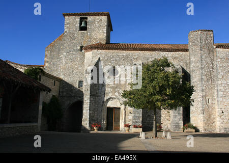 Bogen und Kirche St-Nicolas Pujols Lot-et-Garonne, Frankreich Stockfoto