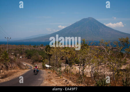 Ile (Berg) Boleng auf der Insel Adonara und Boleng Strait werden von einer Straße in der Nähe des Hügels Waijarang auf der Insel Lembata, East Nusa Tenggara, Indonesien, aus gesehen. Stockfoto