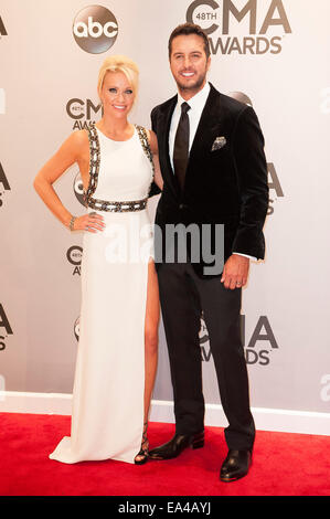 Nashville, Tennessee, USA. 5. November 2014. Musiker LUKE BRYAN und seine Frau CATHERINE BRYAN kommt auf dem roten Teppich bei der 48. Platz jährlichen CMA-Awards fand in der Bridgestone Arena. Bildnachweis: ZUMA Press, Inc./Alamy Live-Nachrichten Stockfoto