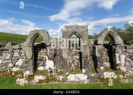 Hermitage Castle, Schottland. Zerstörten Überreste Hermitage Kapelle und Friedhof mit Kapelle Burg im Hintergrund. Stockfoto