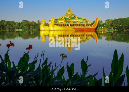 Karaweik Palace am Kandawgyi See, Yangon, Myanmar Stockfoto