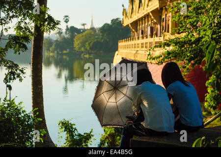 Junges Paar am Kandawgyi See, Yangon, Myanmar Stockfoto