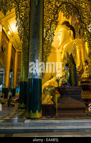 Budda-Statue in der Shwedagon-Pagode, Yangon, Myanmar Stockfoto