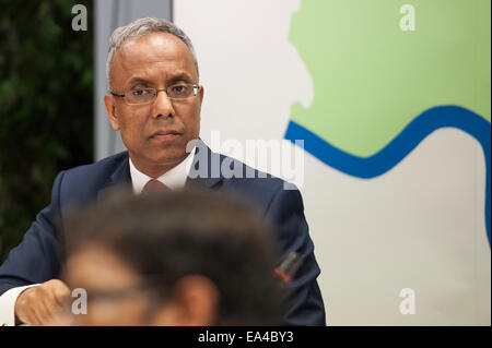 Tower Hamlets Rathaus, Mulberry Ort, 5 Nelken Crescent, Ostlondon. 5. November 2014.  Der Tower Hamlets Kabinettssitzung mit Bürgermeister Lutfur Rahman Vorsitz (tragen blaue Jackett). Stockfoto