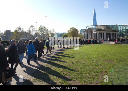 London, UK. 6. November 2014. Tower von London Mohn entfernt werden, wie geplant, trotz politischer Appelle. Bilder zeigen Menschen, die ihren Weg über Trinity Square Gardens, die Kunstinstallation von Keramik Mohn am Tower of London, als Tag des Waffenstillstands näher kommt und die Mohnblumen in den letzten Wochen von Tausenden von Touristen besucht. Die Höhe der Mohnblumen auf dem Display erreicht 888.246 Credit: Jeff Gilbert/Alamy Live News Stockfoto