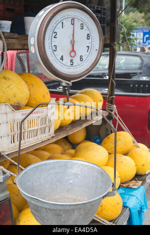 Melonen auf dem Markt zu verkaufen. Waage mit Gewichten Stockfoto