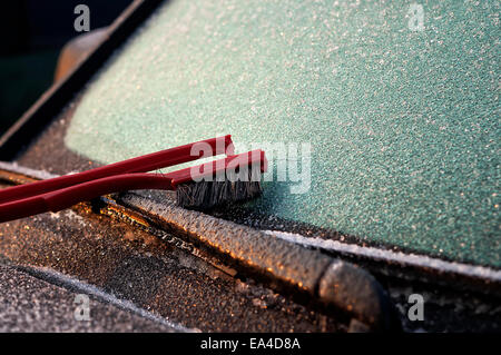 Eiskratzer auf einer Windschutzscheibe Stockfoto