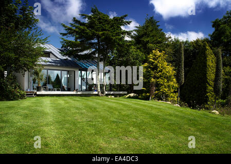Rasenflächen Exterieur des Wohnhauses, UK. Stockfoto