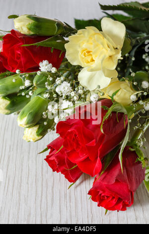 Reihe von gemischten Schnittblumen, vor allem rote Rosen Stockfoto