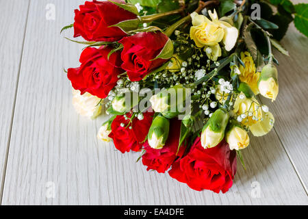 Reihe von gemischten Schnittblumen, vor allem rote Rosen Stockfoto