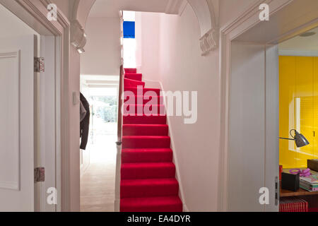 Roten Teppich Treppe im Londoner Haus, UK. Stockfoto