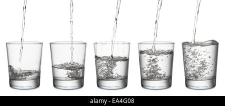 Wasserstrahl, das füllt ein Glas Gläser-set aus leer, voll, auf weißem Hintergrund Stockfoto