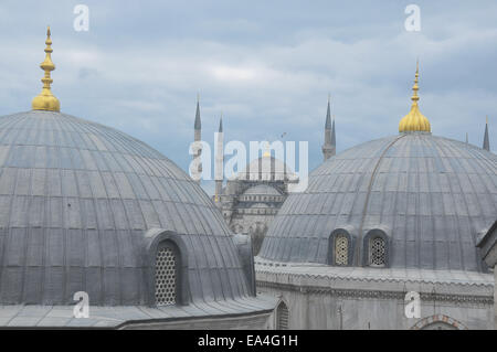 1. März 2011 - Istanbul, Türkei-die blaue Moschee, die aus einem Fenster in Hagia Sofia zu sehen.    Die blaue Moschee in der distan zu sehen Stockfoto
