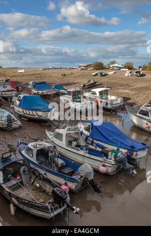 Boote-Ruhe sanft auf Sand, Schlamm und Felsen bei Ebbe im kleinen Hafen von Porlock Weir, Somerset. Stockfoto