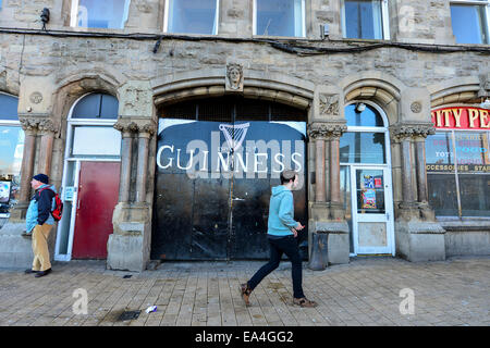 Stock Foto - Marmeladen Whiskey und Guinness Irish Pub außen schließt. Foto: George Sweeney/Alamy Stockfoto