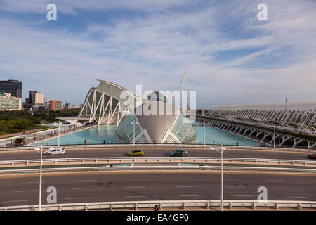 Blick über das Hemisferic nach Pont de Grau in der Stadt der Künste und der Wissenschaften, Valencia, Spanien. Stockfoto