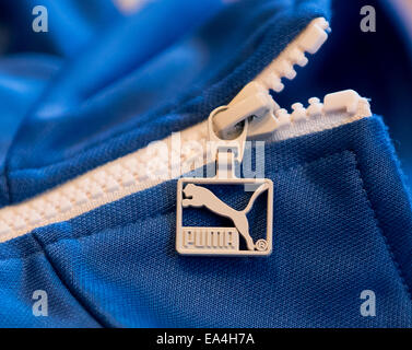 PUMA Logo auf einem weißen Reißverschluss eines blauen verfolgen Jacke kaufmännische HANDOUT/redaktionelle Verwendung ONLY/NO. Bitte geben Sie die Quelle "Foto: PUMA/Ralf Roedel". Stockfoto