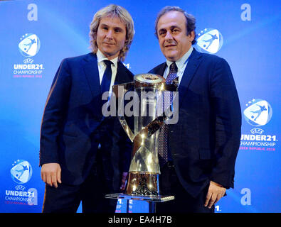 Prag, Tschechische Republik. 6. November 2014. Prag, Tschechische Republik. 6. November 2014. Von links: Pavel Nedved, Turnier-Botschafterin und UEFA-Präsident Michel Platini bei der Auslosung der Endrunde für die UEFA-U21-Europameisterschaft 2015 in Prag, Tschechische Republik, 6. November 2014 darstellen. Bildnachweis: CTK/Alamy Live-Nachrichten Stockfoto