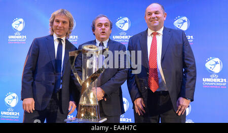 Prag, Tschechische Republik. 6. November 2014. Prag, Tschechische Republik. 6. November 2014. Von links: Pavel Nedved, Turnier Botschafter, Michel Platini, Präsident der UEFA und Miroslav Pelta, Präsident der Tschechischen Fußballverband Pose während der Endrunde für die UEFA-U21-Europameisterschaft 2015 in Prag, Tschechische Republik, 6. November 2014 ziehen. Bildnachweis: CTK/Alamy Live-Nachrichten Stockfoto