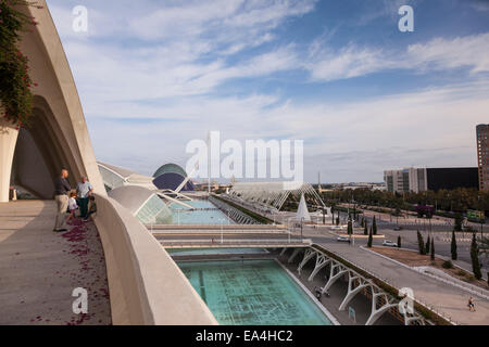 Blick über das Hemisferic nach Pont de Grau in der Stadt der Künste und der Wissenschaften, Valencia, Spanien. Stockfoto