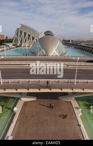 Blick über das Hemisferic nach Pont de Grau in der Stadt der Künste und der Wissenschaften, Valencia, Spanien. Stockfoto