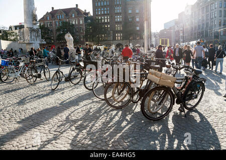 Fahrräder geparkt in Dam Square, Amsterdam Stockfoto