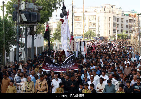 Schiitischen Trauergemeinde nehmen in Trauer Prozession im Zusammenhang mit der 12. Moharram-Ul-Haram Donnerstag, 6. November 2014 durch die Straße im Bereich der Soldat Bazar von Karachi weitergeben. Stockfoto