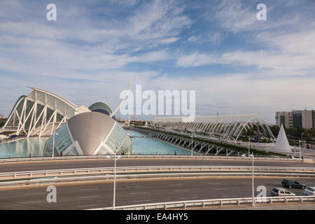 Blick über das Hemisferic nach Pont de Grau in der Stadt der Künste und der Wissenschaften, Valencia, Spanien. Stockfoto