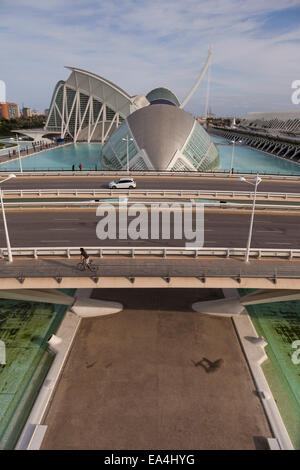 Blick über das Hemisferic nach Pont de Grau in der Stadt der Künste und der Wissenschaften, Valencia, Spanien. Stockfoto