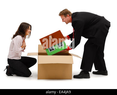 Business-Mann oder Mann Auspacken ein Miniatur neues Haus für seine Frau oder client Stockfoto