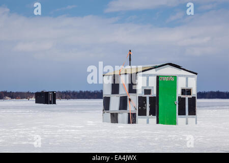 Eis-Fischerhütten am Lake Simcoe. Stockfoto