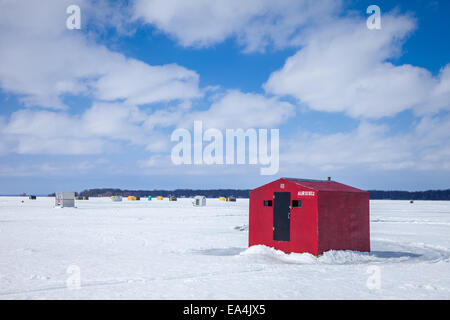 Eis-Fischerhütten am Lake Simcoe. Stockfoto