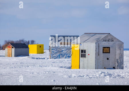 Eis-Fischerhütten am Lake Simcoe. Stockfoto