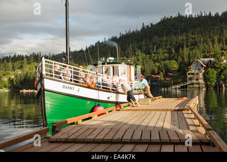 Crew-Mitglieder Abstoßen der Danny J von Halibut Cove, Kachemak Bay, Yunan Alaska abweichen Stockfoto