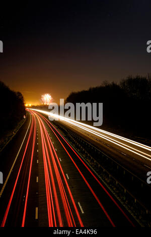 Feuerwerk erleuchten den Himmel auf Bonfire Night am Ende der Autobahn M55 Preston in Lancashire Stockfoto