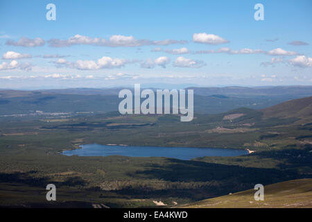 Rothimurchus Loch Morlich und The Glenmore Forest Park mit Aviemore in der Ferne von Cairngorm Grampian Schottland Stockfoto