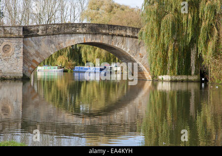 Halfpenny Bridge Reflexionen auf der Themse bei Lechlade auf Themse, Gloucestershire, England, UK Stockfoto