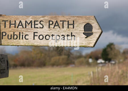 Themse-Pfad National Trail Zeichen in der Nähe von Lechlade auf Themse, Gloucestershire, England, UK Stockfoto