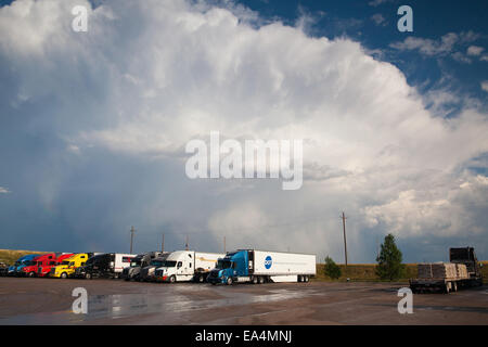 WYOMING, USA - Juli 27,2013: typisch amerikanische LKW auf einem Parkplatz vor schweren Sturm in Wyoming Stockfoto