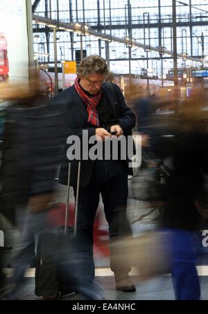 Frankfurt am Main, Deutschland. 6. November 2014. Ein Reisender bleibt während eines viertägigen Streiks organisiert von der GDL Zug Fahrer-Gewerkschaft in Frankfurt, Deutschland, am 6. November 2014 am Hauptbahnhof. Der aktuelle Streik, der Passagiere reisen bundesweit von Donnerstag bis Sonntag betrifft, ist die längste, die eines erfolgt als in der Geschichte des deutschen Staates Güterbahn Deutsche Bahn geplant, die in einer zunehmend erbitterten Streit über Löhne und Arbeitszeiten mit der GDL ist. © Luo Huanhuan/Xinhua/Alamy Live-Nachrichten Stockfoto