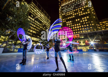 London, UK. 6. November 2014.  Canary Wharf Eisbahn startet mit "Human Fire Torch" Spektakel Credit: Guy Corbishley/Alamy Live News Stockfoto